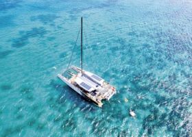 Durante la navegación a vela, descubrirán una nueva y muy agradable sensación. Practicar snorkel, si lo desean, admirando la fascinante vida subacuática. TOUR VIP