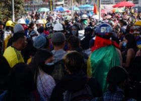 ¿Los periodistas pueden participar en manifestaciones?